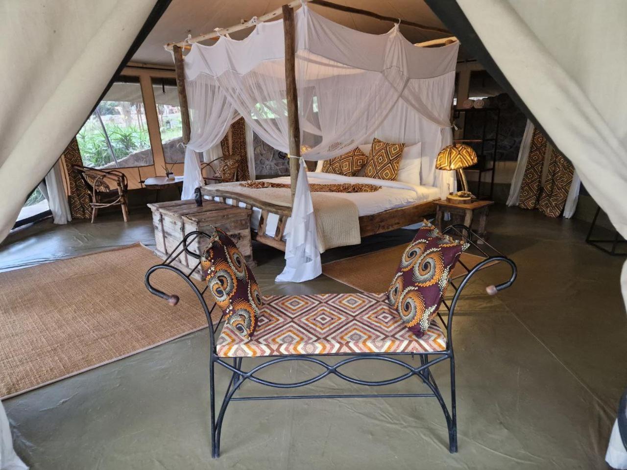 Dolly Farm & River Camp, Luxury Tents 育空河 外观 照片