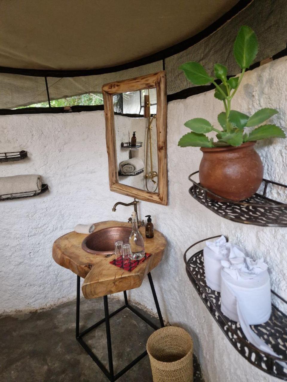 Dolly Farm & River Camp, Luxury Tents 育空河 外观 照片