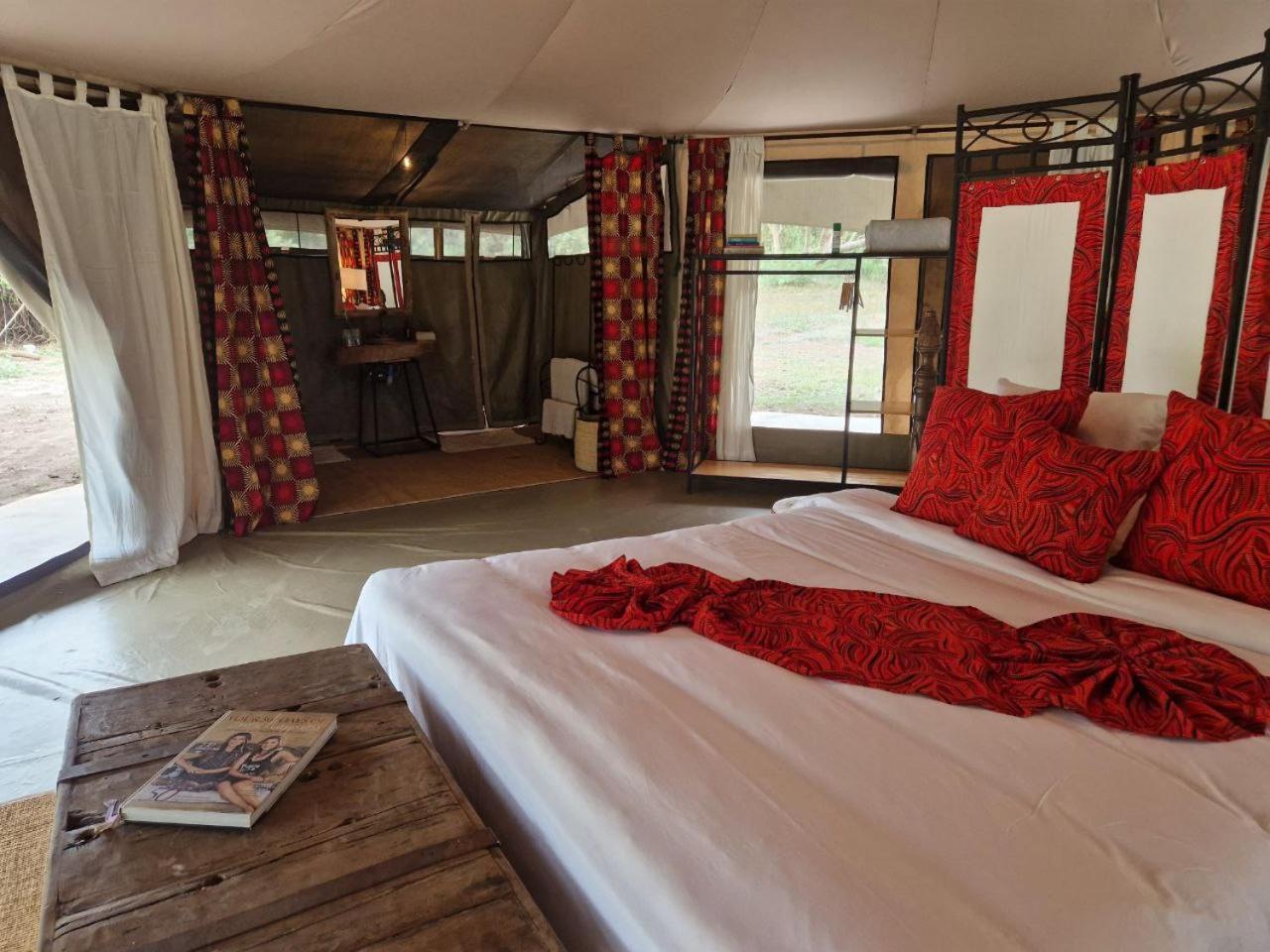 Dolly Farm & River Camp, Luxury Tents 育空河 外观 照片