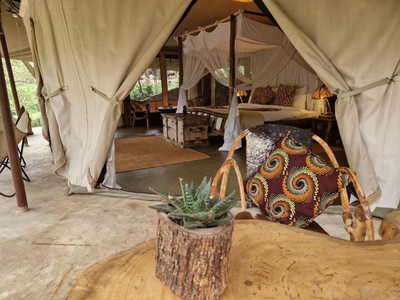 Dolly Farm & River Camp, Luxury Tents 育空河 外观 照片